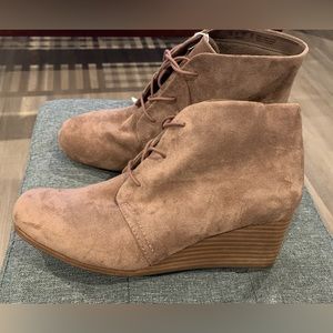 Dr. Scholl's Women's Dakota Boot
11 Wide, Stucco Microfiber Suede
New Booties